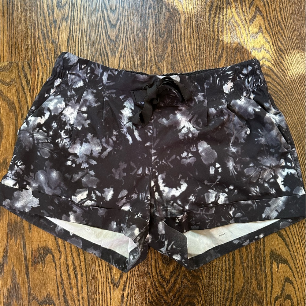 Lululemon Spring Break Away Short II. Size 8. Dusk Dye White Black / Black.